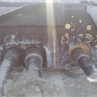 Подготовка к бетонированию гильз в отверстии стены