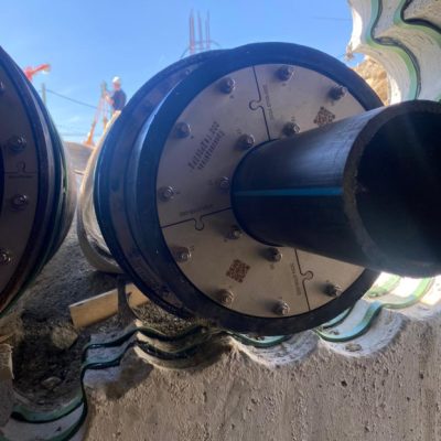 Подготовка к бетонированию гильз в отверстии стены, вид изнутри