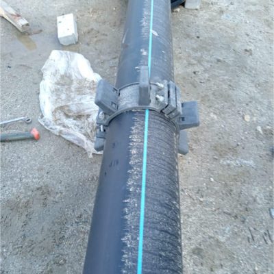 Монтаж спейсеров для прокладки труб в футляре